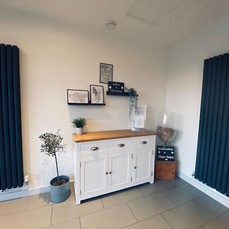 Clover Cottage Beeley Bagian luar foto