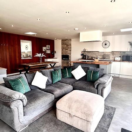 Clover Cottage Beeley Bagian luar foto