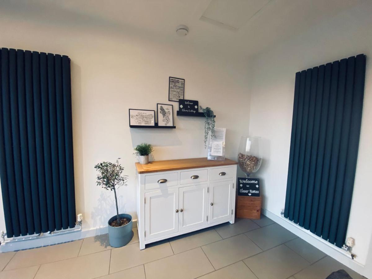 Clover Cottage Beeley Bagian luar foto
