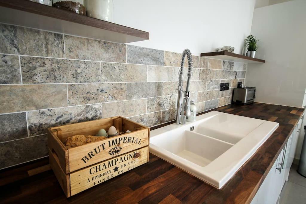 Clover Cottage Beeley Bagian luar foto